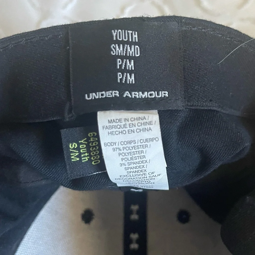 Under Armour Youth S/M Black Stretch Fit Baseball Cap Hat Embroidered Logo